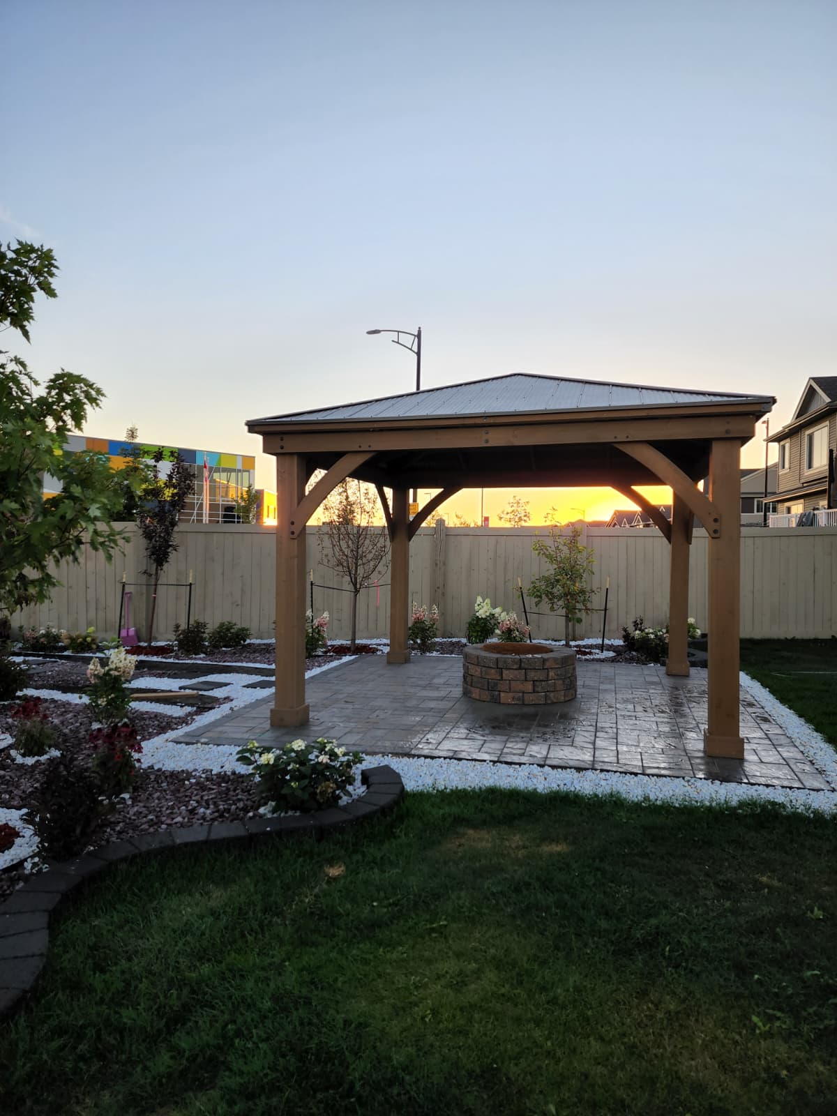 Pergola gazebo with fire pit at sunset — Edmonton
